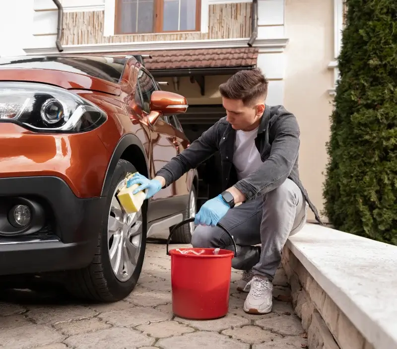 Lavage auto à domicile La Forêt-Sainte-Croix : professionnel intervenant sur un véhicule